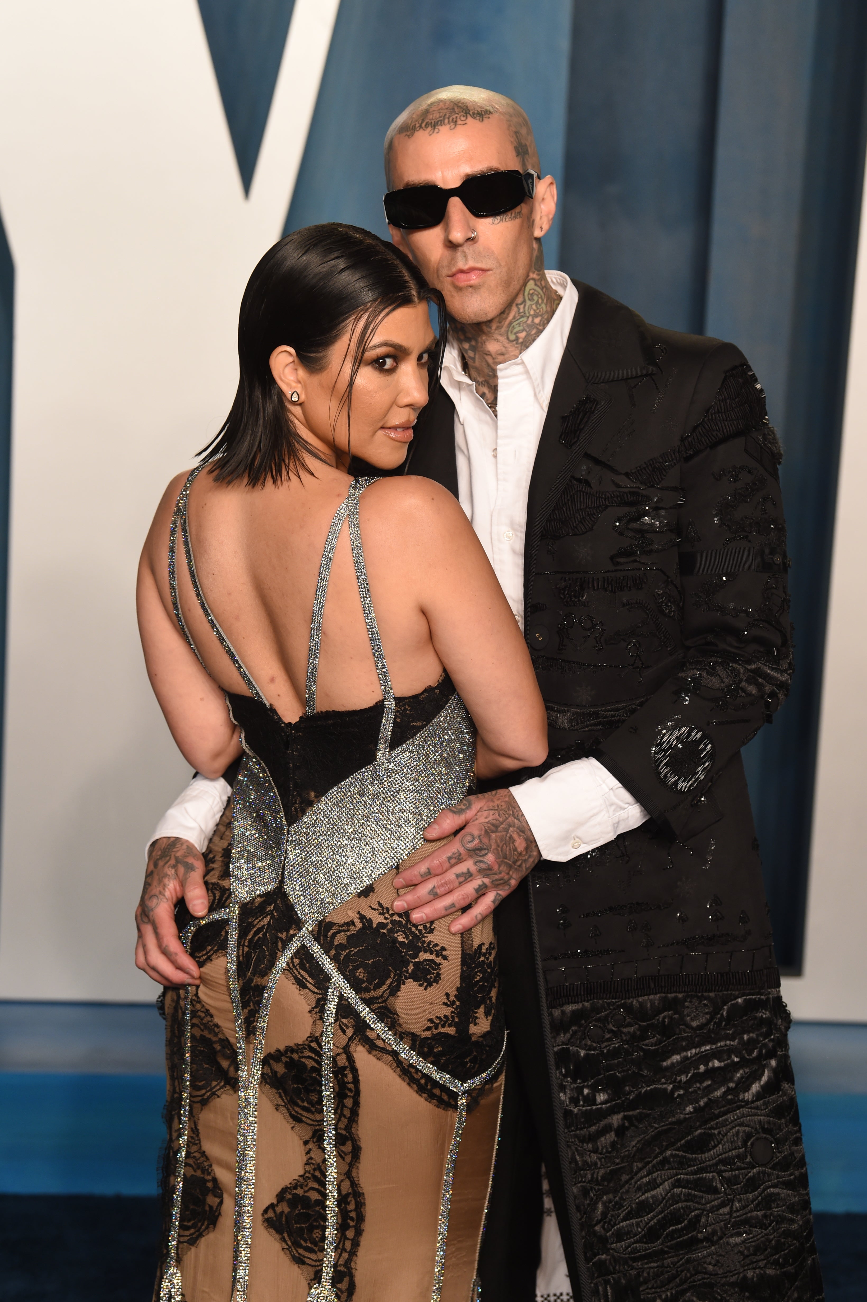 Blink-182 drummer Travis Barker is to married reality star Kourtney Kardashian, who announced at one of the band’s shows that she was pregnant by holding up a sign