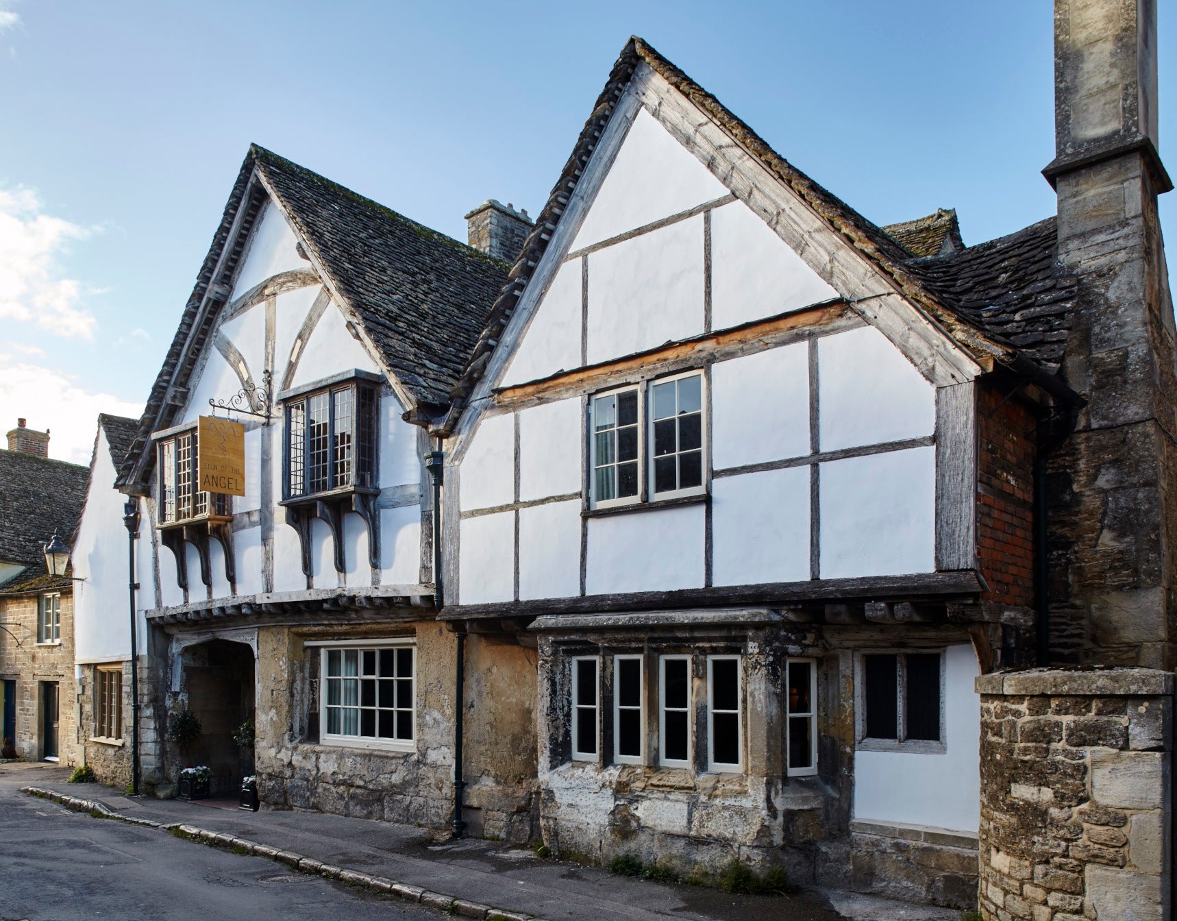 With five character-filled rooms, the decor of this 15th-century inn is homely and restrained
