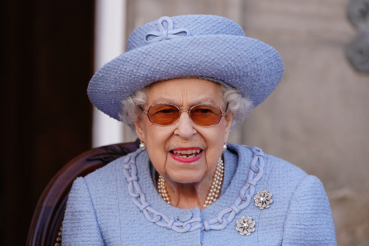Queen makes surprise visit to open hospice centre