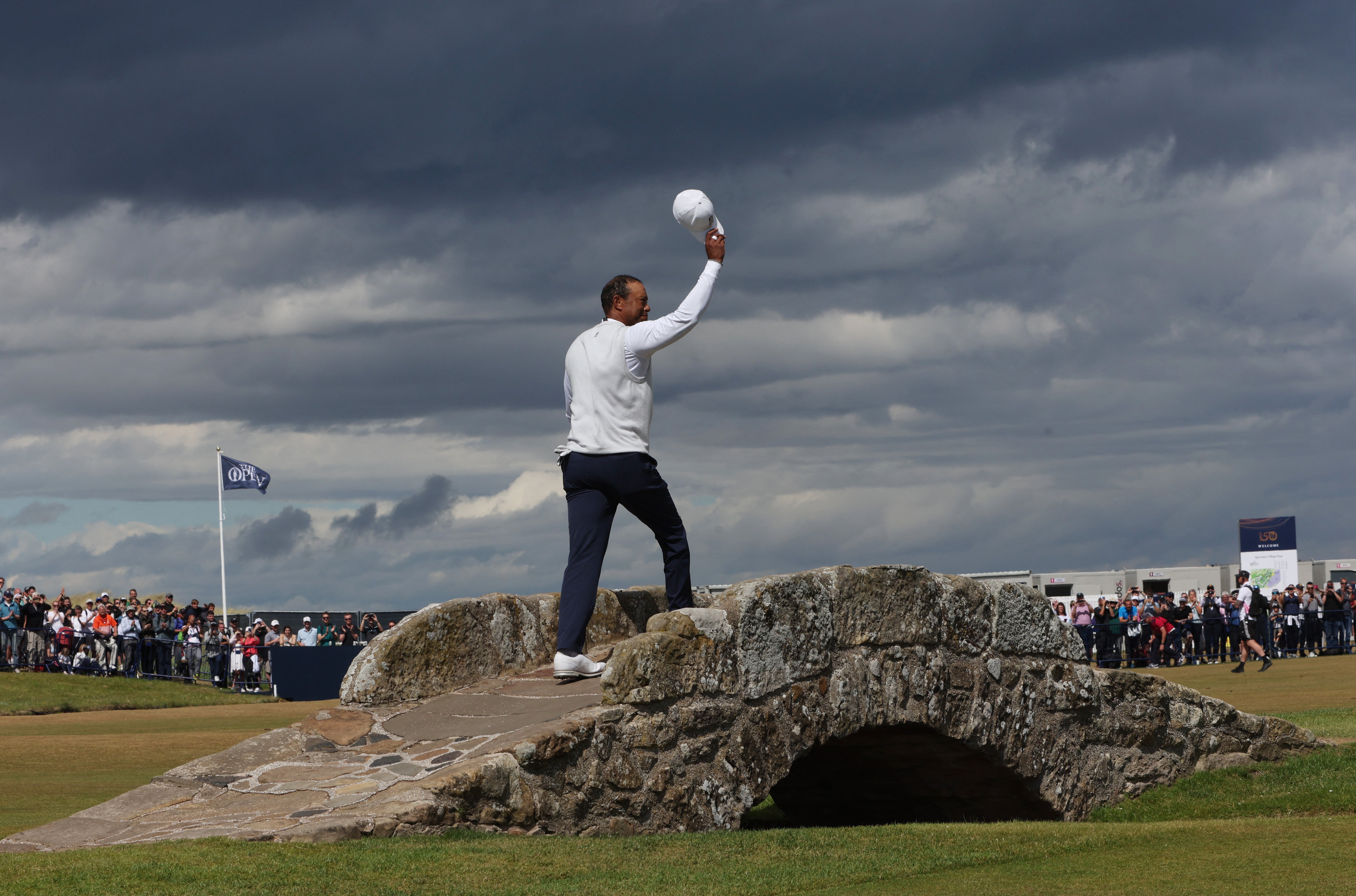 Hats off to a legend: Woods on the 18th