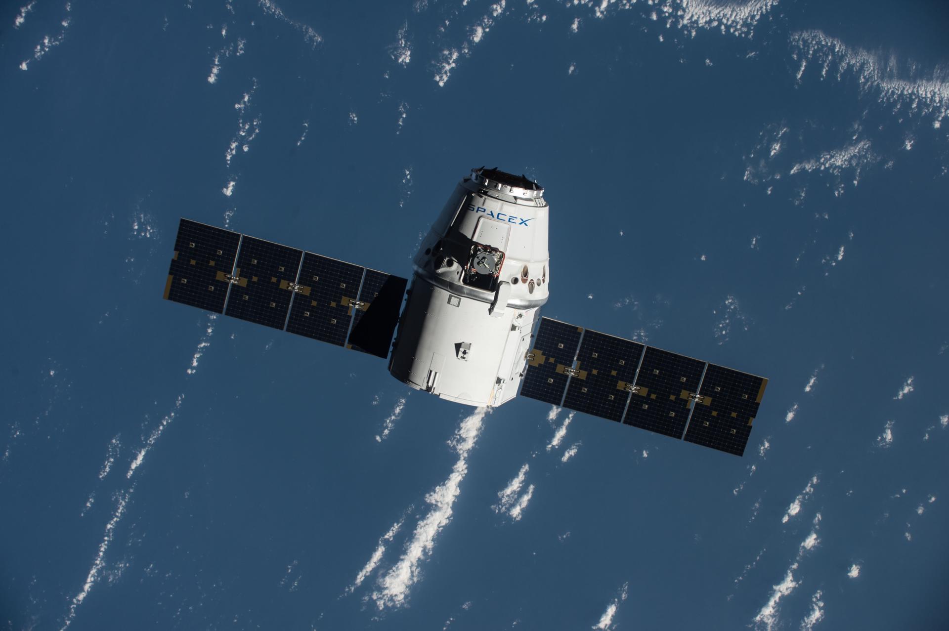 A SpaceX Dragon spacecraft approaches the International Space Station on 20 July, 2016