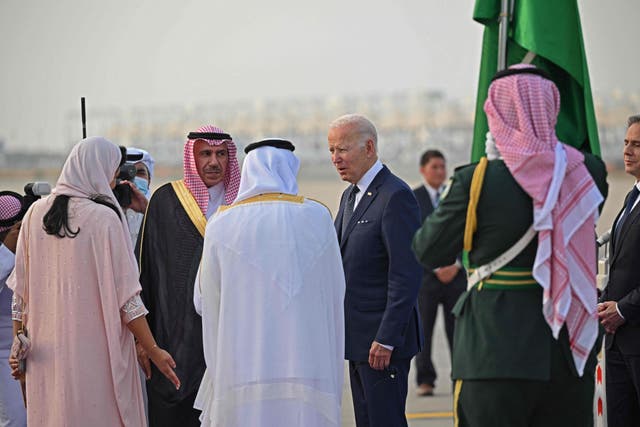 <p>Joe Biden es recibido en el Aeropuerto Internacional Rey Abdulaziz en la ciudad de Jeddah</p>
