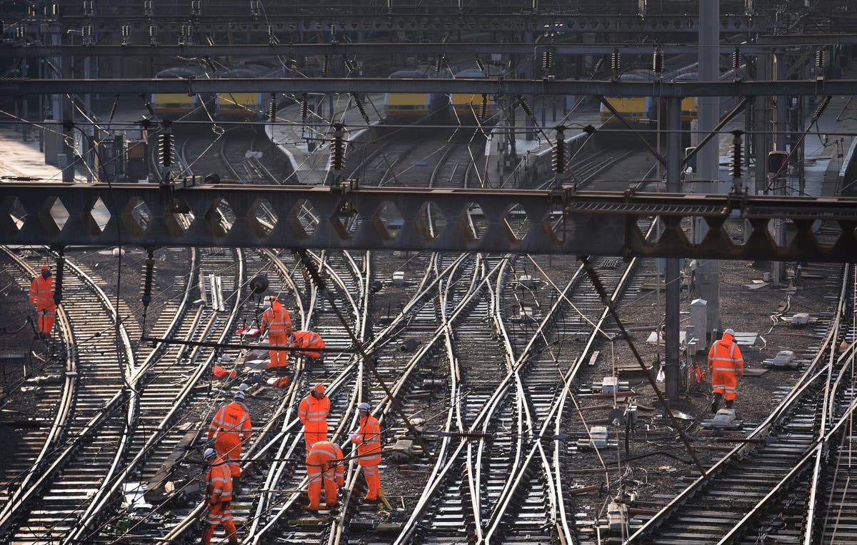 Britain&rsquo;s railways not engineered to cope with heatwave, experts warn