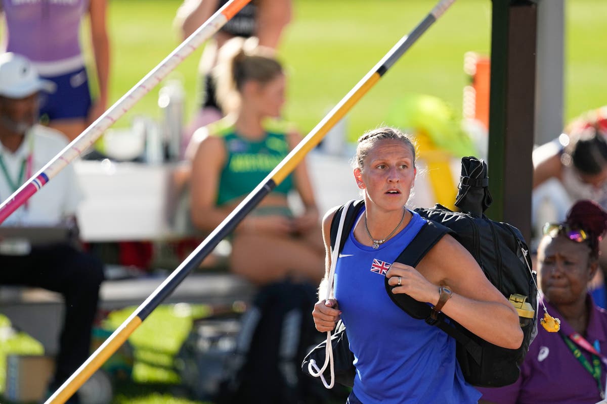 Holly Bradshaw suffers snapped pole during pole vault practice at World Championships