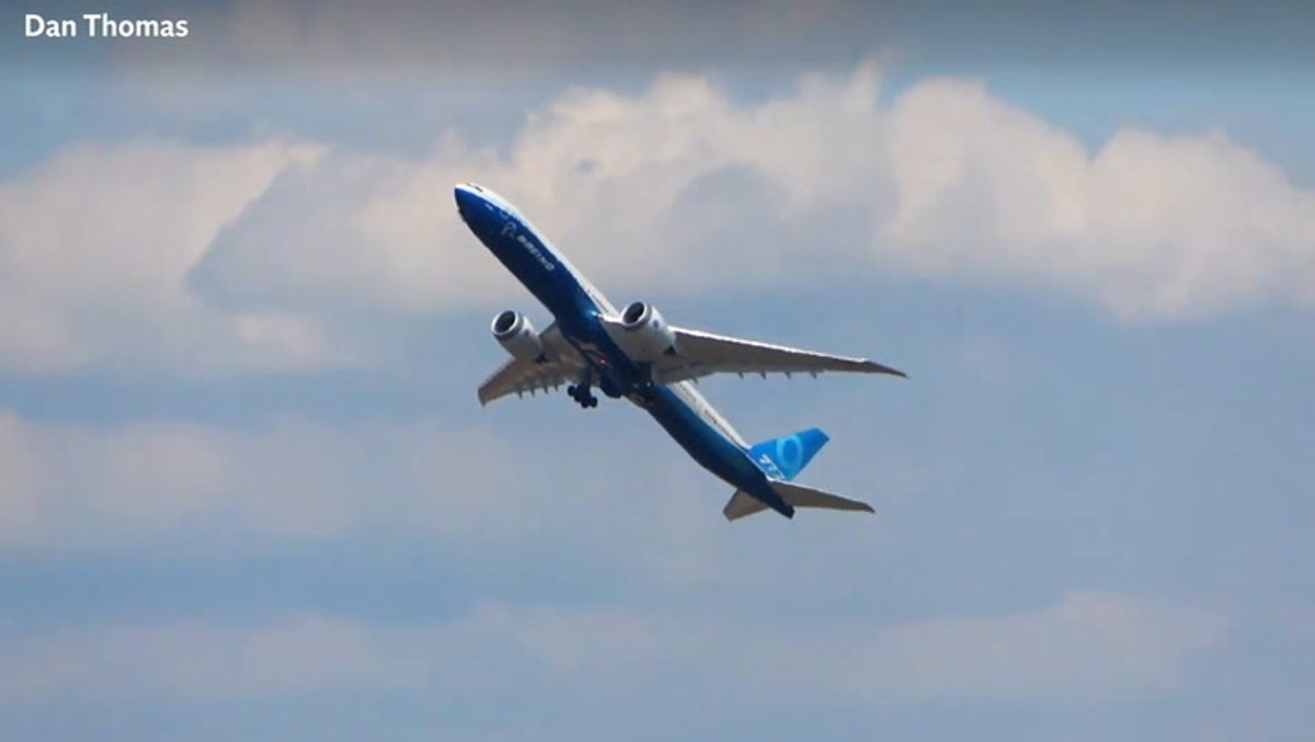 Boeing 777X jet performs staggering steep take-off