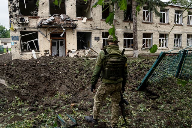 <p>Los bombardeos rusos dejaron un cráter en el suelo y dañaron una escuela en Chuhuiv</p>