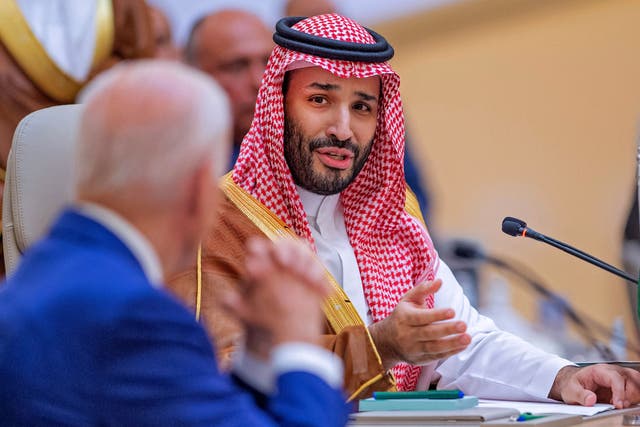 El príncipe heredero de Arabia Saudita, Mohammed bin Salman, hablando con el presidente de los Estados Unidos, Joe Biden, durante la Cumbre de Seguridad y Desarrollo de Jeddah el sábado.