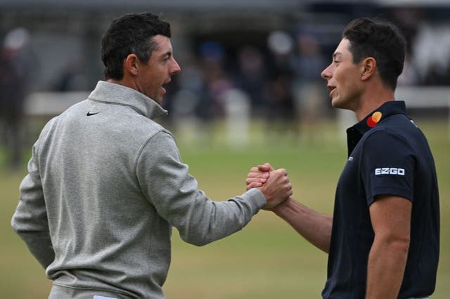 <p>Rory McIlroy and Viktor Hovland shake hands at the end of the third round</p>