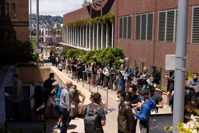 ARCHIVO - La gente hace largas filas para recibir la vacuna contra la viruela del mono en el Hospital General de San Francisco en San Francisco, el martes 12 de julio de 2022.