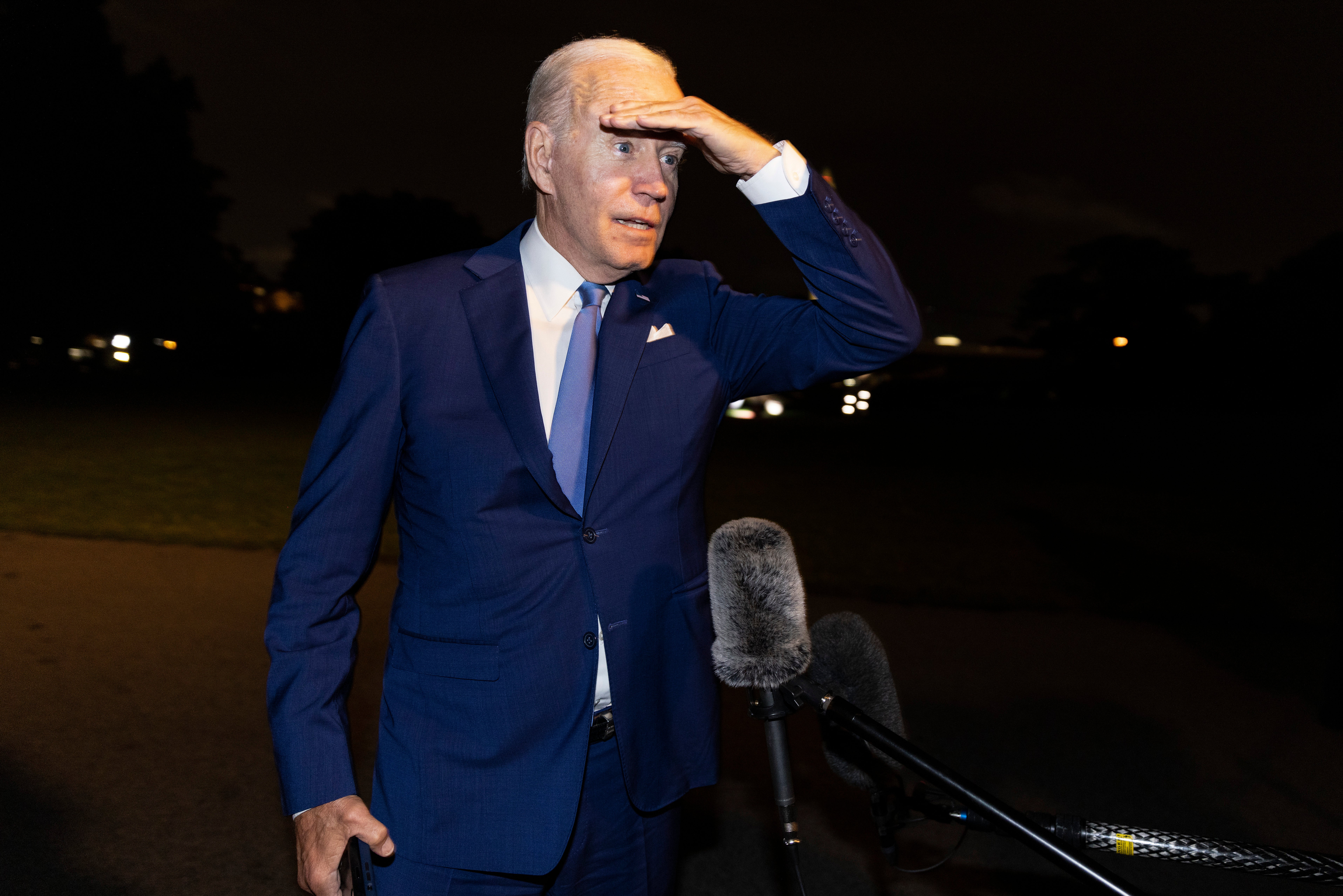 El presidente Biden cuestiona los comentarios hechos por los funcionarios saudíes cuando aterriza de regreso en la Casa Blanca el sábado por la noche.