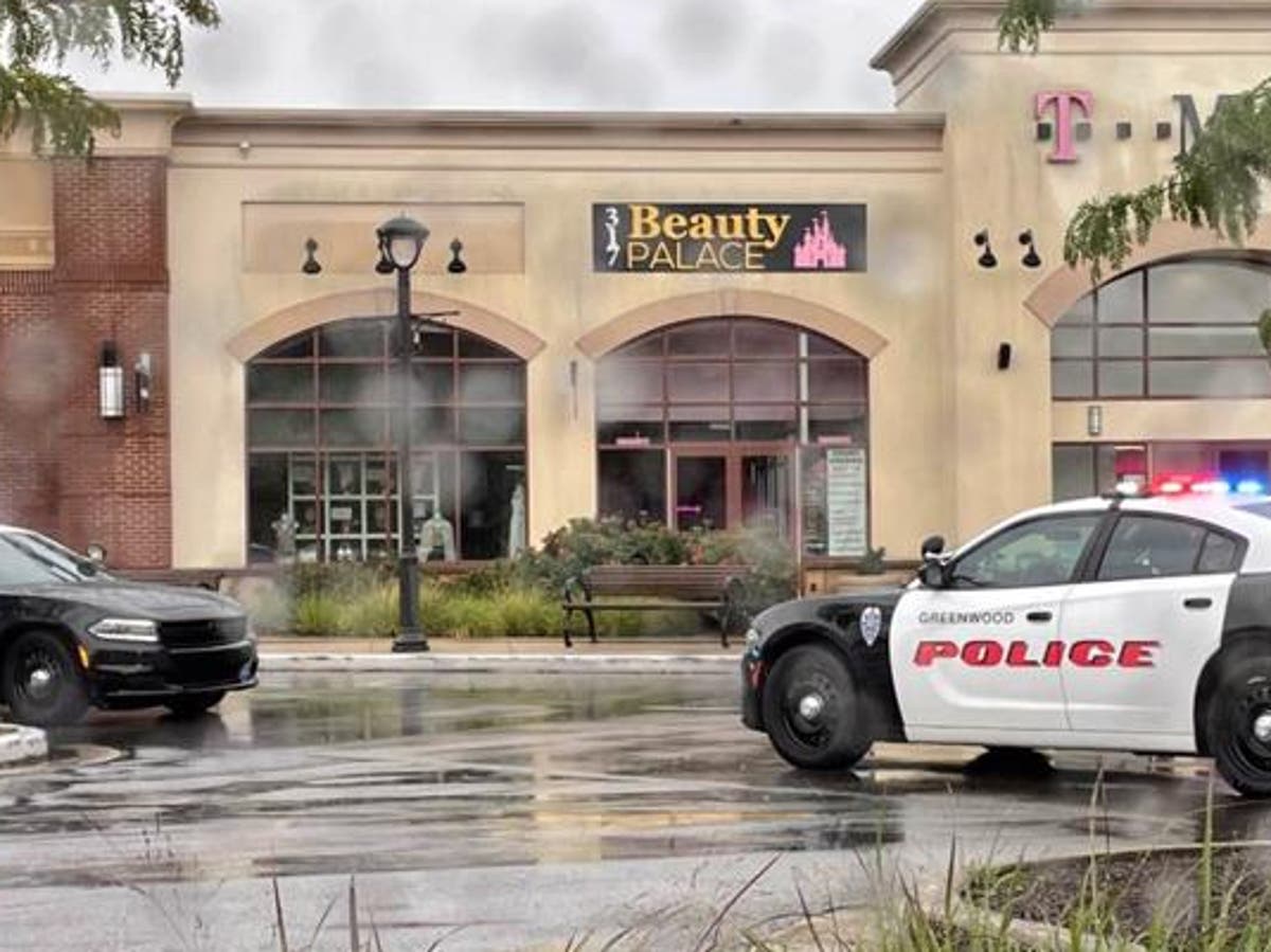 Shooting at Indiana shopping mall leaves four dead including gunman