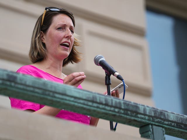 La Dra. Caitlin Bernard en una manifestación por el derecho al aborto en Indiana el mes pasado