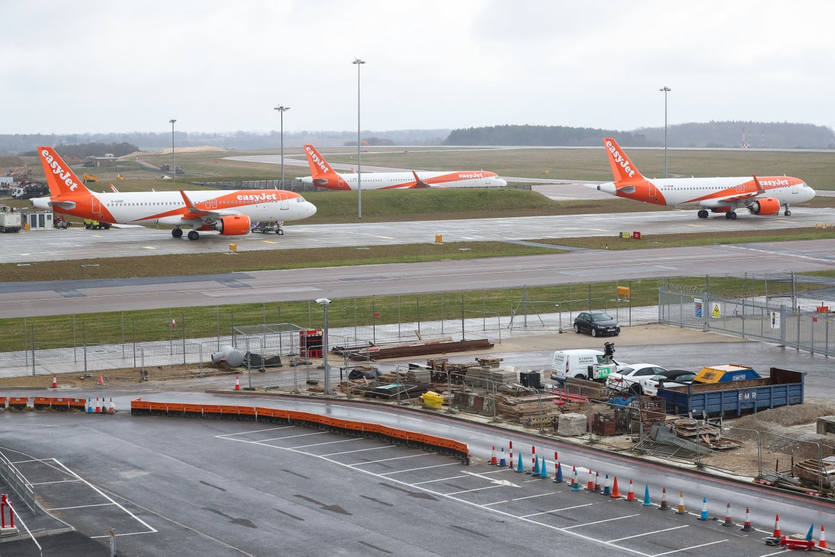 Luton Airport and RAF Brize Norton runways close in UK heatwave