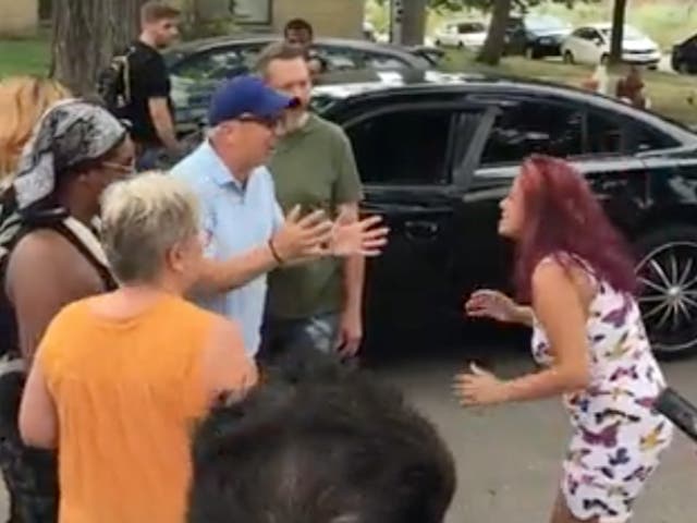 Arabella Foss-Yarbrough, de 24 años, comparte su enojo con los manifestantes reunidos frente a su casa después de que la policía matara a tiros a su vecino
