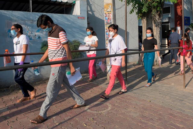 Archivo: Los estudiantes caminan por una calle al salir de un centro de examen después de tomar la Prueba de ingreso acumulada de elegibilidad nacional (Neet) el 13 de septiembre de 2020