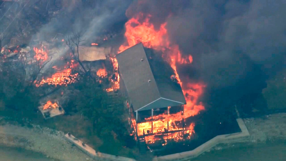 Orman yangını, Teksas'ta yüksek ısının ortasında göl çevresindeki evleri yakıyor