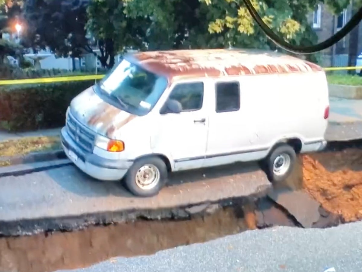 Video, kamyonetin NYC'deki şiddetli fırtınalardan sonra bir düden tarafından yutulduğunu gösteriyor