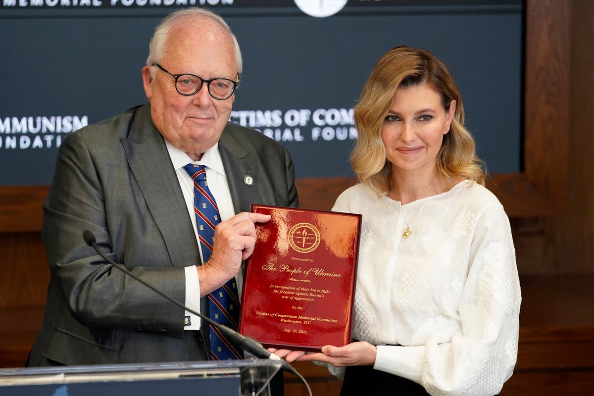 Zelenska accepts award for Ukrainian people before WH visit