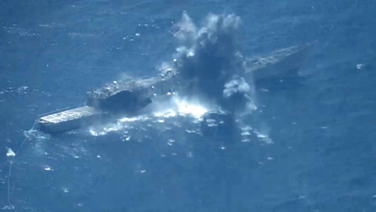 Missile fire sinks US warship in the Pacific