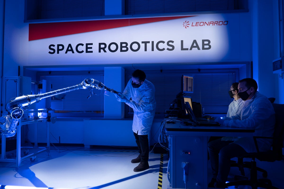 ESA hires Leonardo to build robotic arm for Mars sample return mission ...