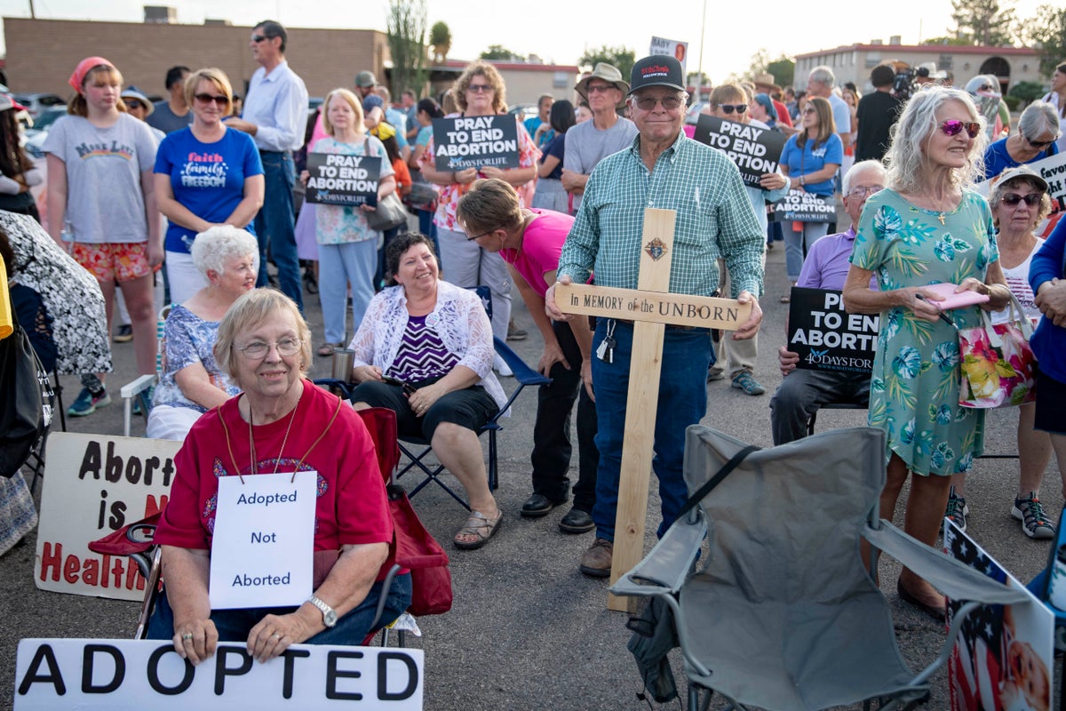 Crowd protests relocation of abortion clinic to New Mexico