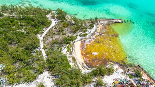 Unos 30.000 galones de combustible derramados por un buque llamado The Arabian quedan atrapados en la costa de Great Exuma cerca de Old Navy Base en George Town, Bahamas, el 20 de julio de 2022.