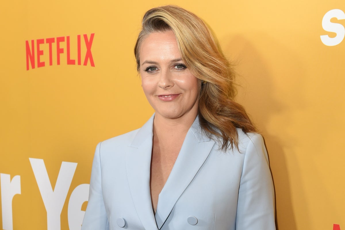 Alicia Silverstone says George Clooney was a ‘big brother’ to her during Batman and Robbin