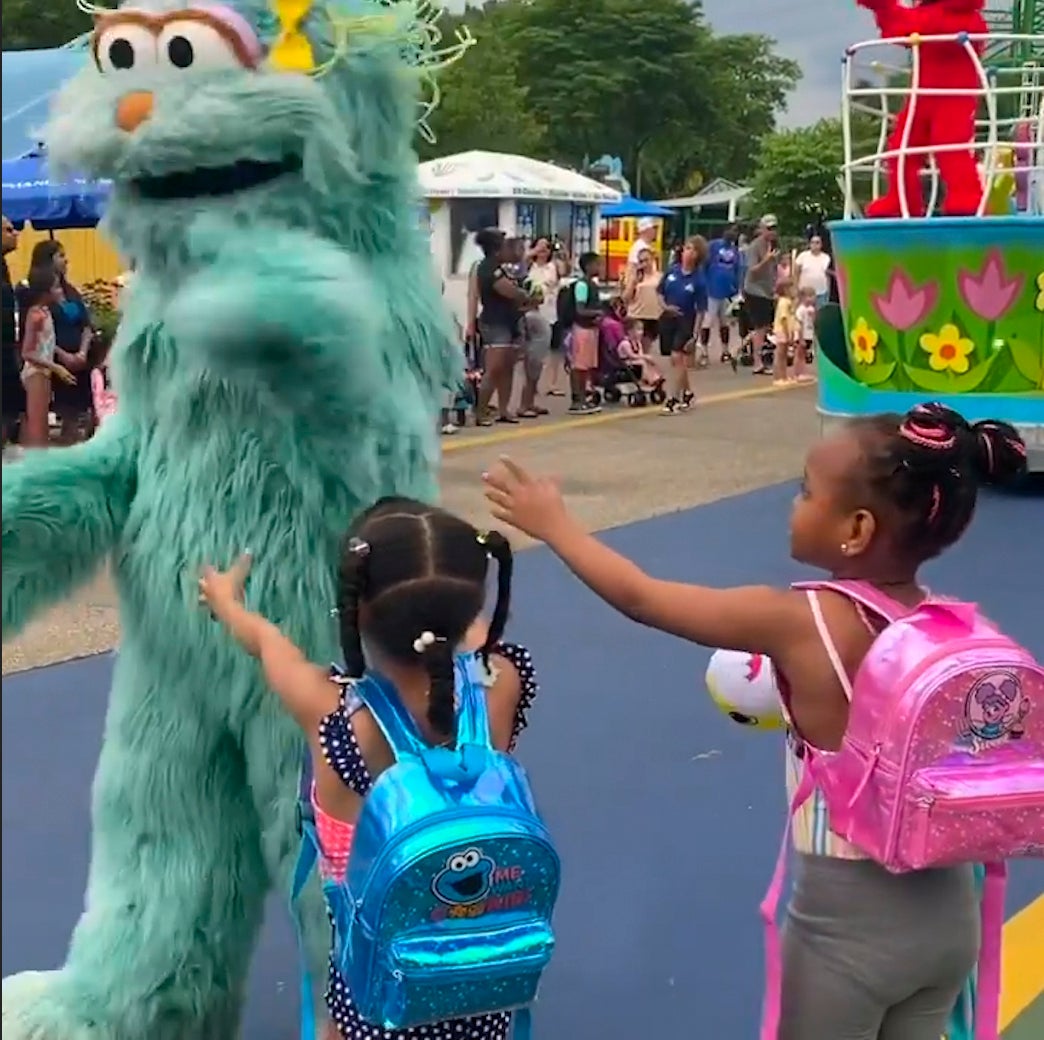 Sesame Place Apologizes After Black Girls Snubbed At Parade The Independent Sesame Place Apologizes After Black Girls Snubbed At Parade The Independent