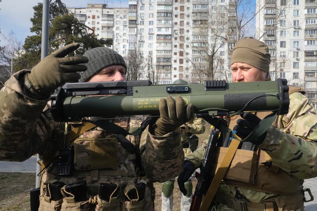 <p>Ukrainian forces hold an anti-tank weapon on the outskirts of Kyiv, Ukraine</p>