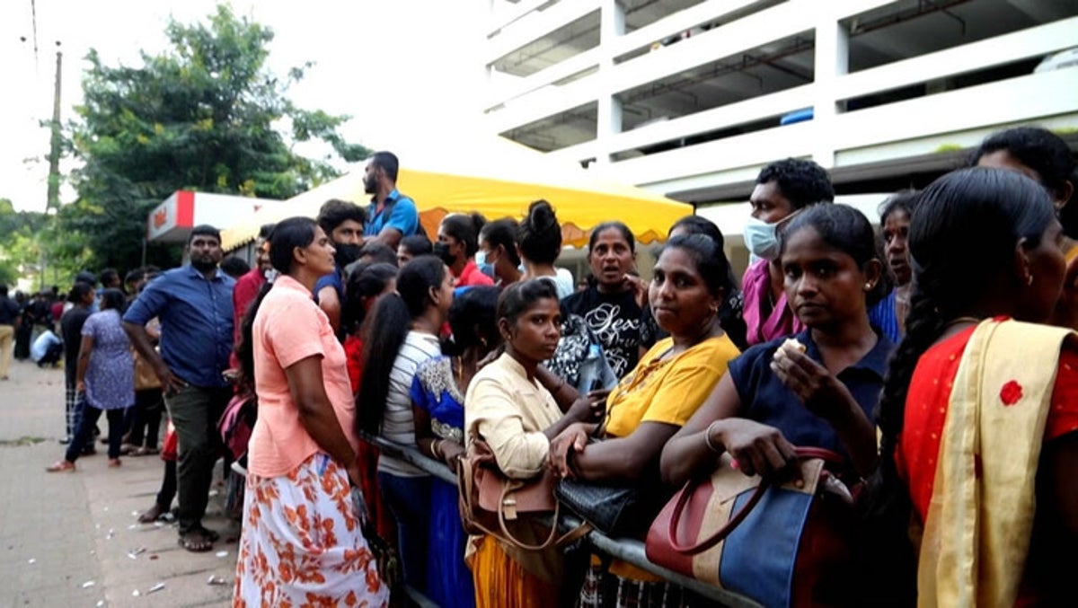Sri Lanka: Huge queues form as people try to obtain passports to leave