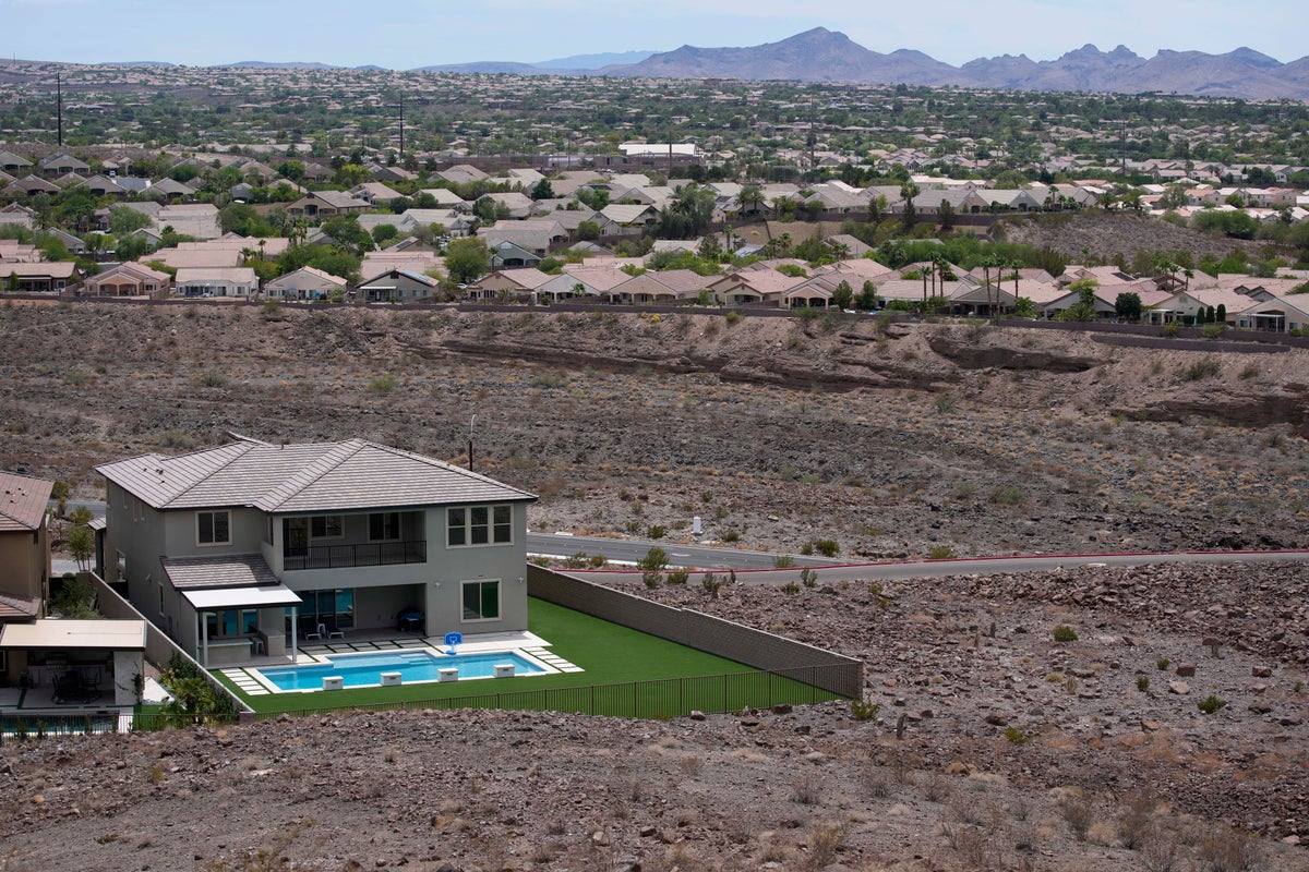 Drought drives Las Vegas to cap size of home swimming pools