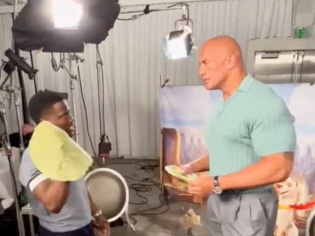<p>Kevin Hart and Dwayne Johnson do the tortilla challenge</p>