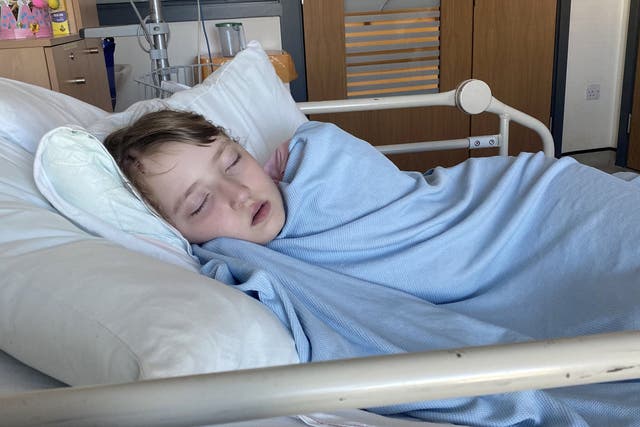 <p>Ava Nelson en el hospital, actualmente se recupera tras la cirugía </p>