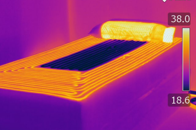 <p>A look at the heating and cooling sections of the mattress using a thermal camera</p>
