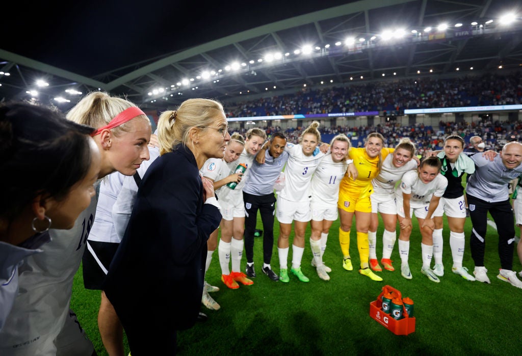 Wiegman talks to England players following the UEFA Women's Euro 2022 Quarter Final match between England and Spain at Brighton & Hove Community Stadium