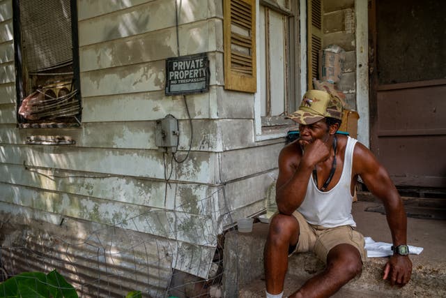 Johnny Bouldin se sienta afuera de su casa en Houston el jueves mientras el calor castiga la ciudad