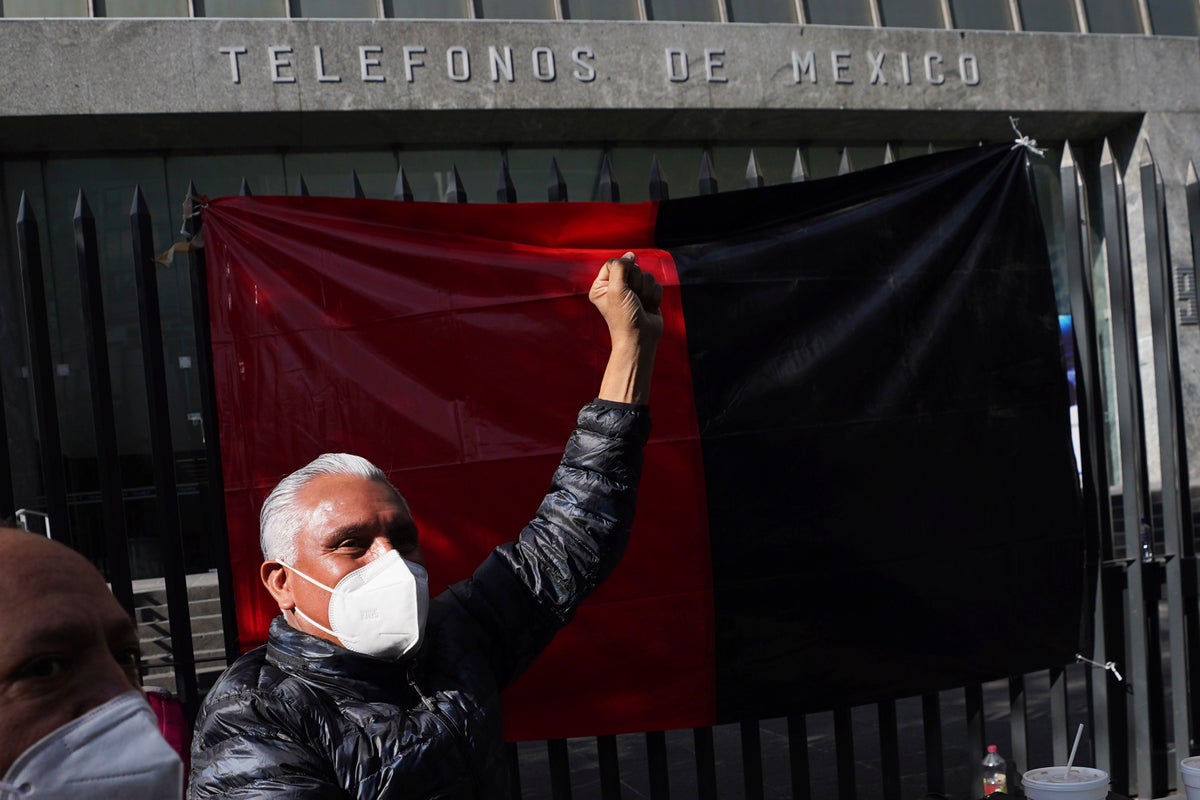 Mexican telephone union back to work, government to mediate