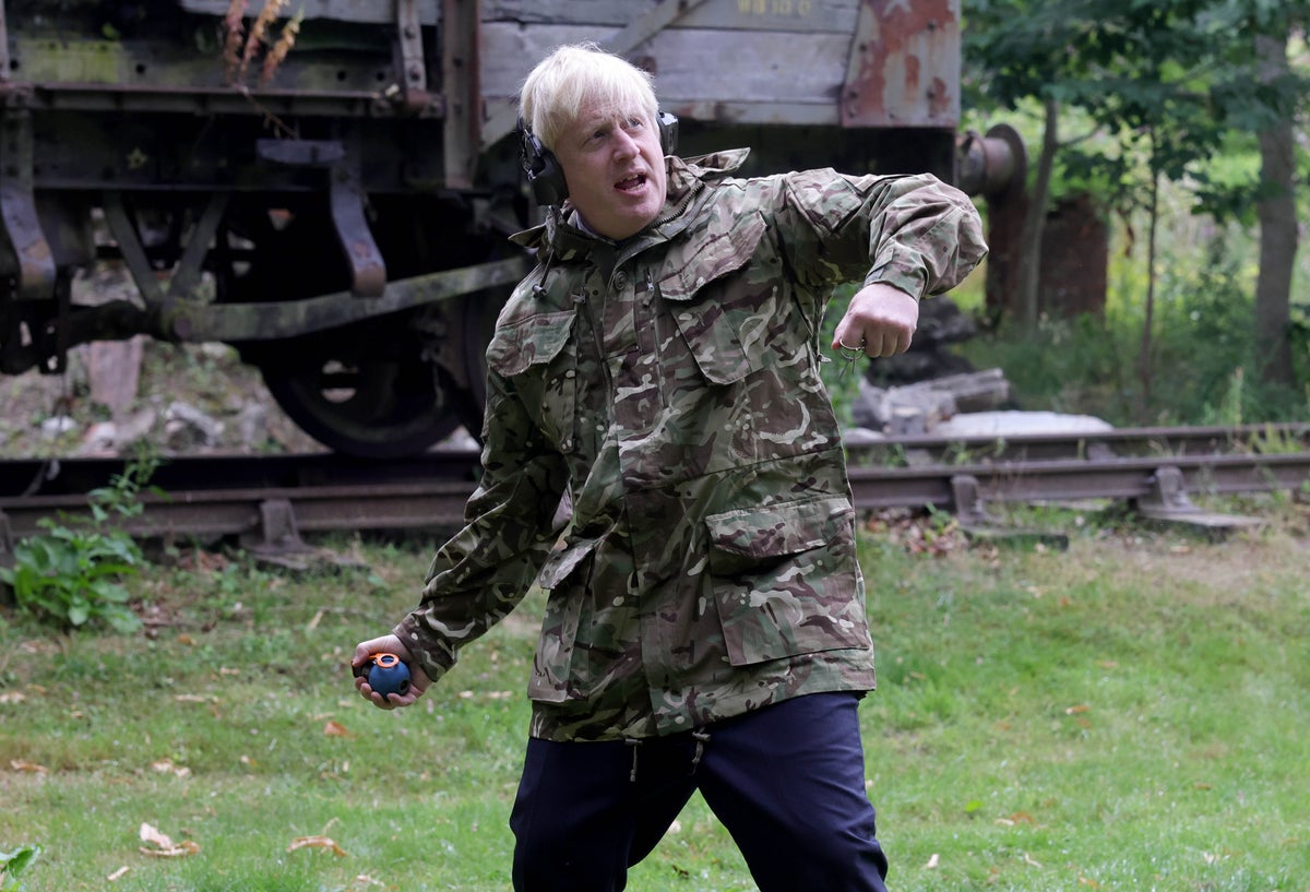 Boris Johnson lanza una granada durante una visita a un entrenamiento de tropas ucranianas en Yorkshire