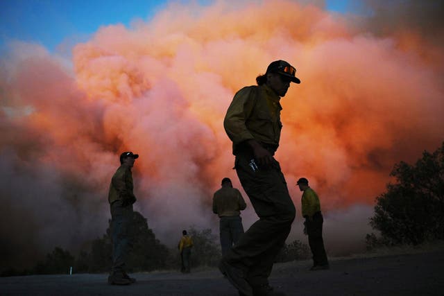 Los bomberos combaten un incendio cerca de Yosemite el 22 de julio de 2022