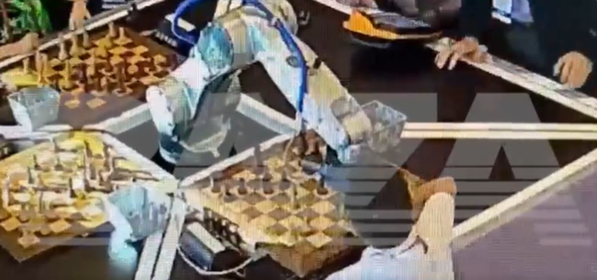 Satranç robotu yedi yaşındaki rakibin parmağını tutup kırdı