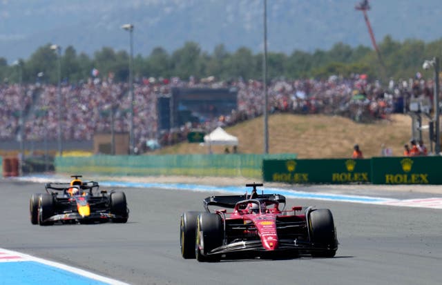 Charles Leclerc mantuvo a raya a su rival por el título, Max Verstappen, antes de caer (Manu Fernandez/AP)