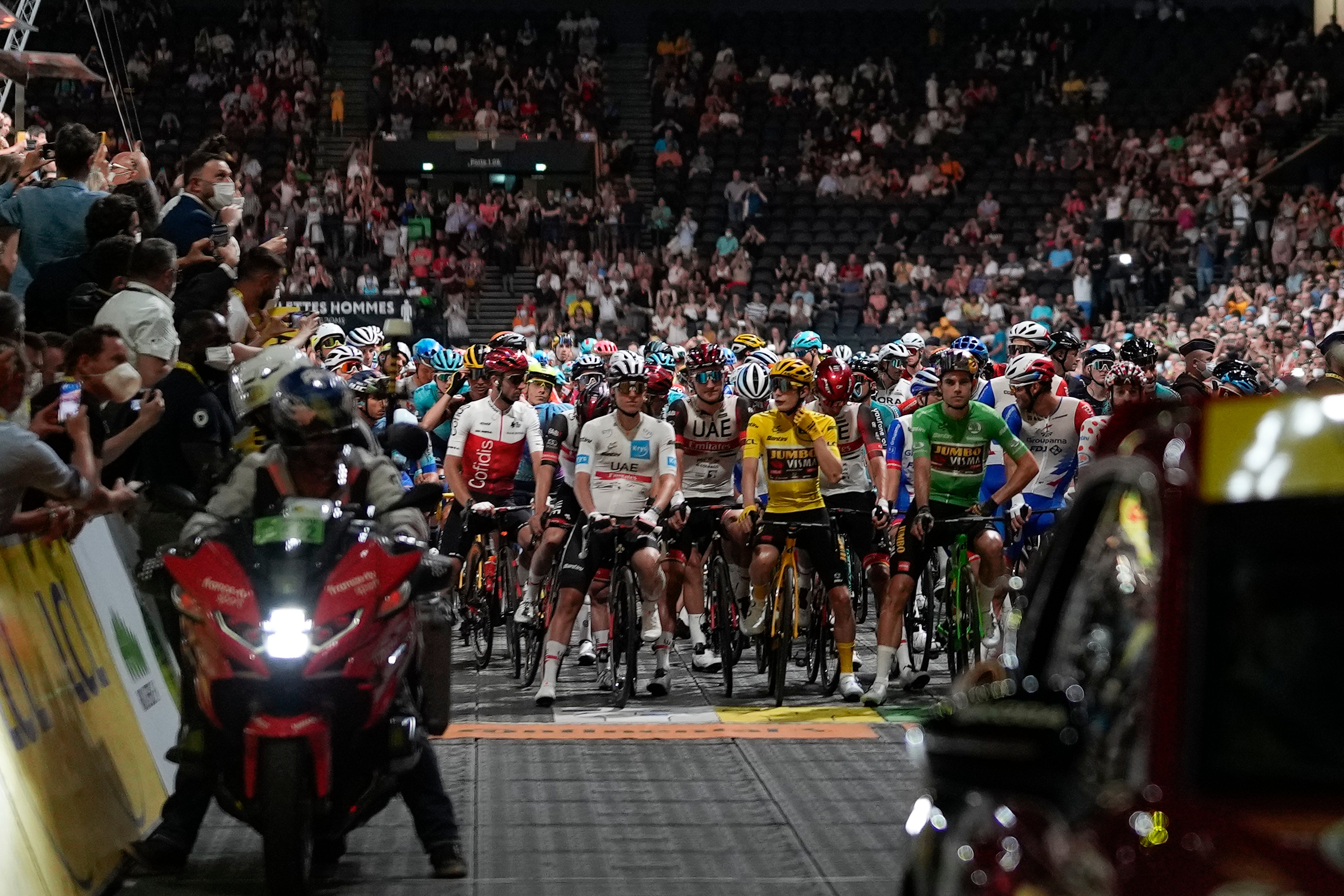 The pack leave the Paris la Defense Arena