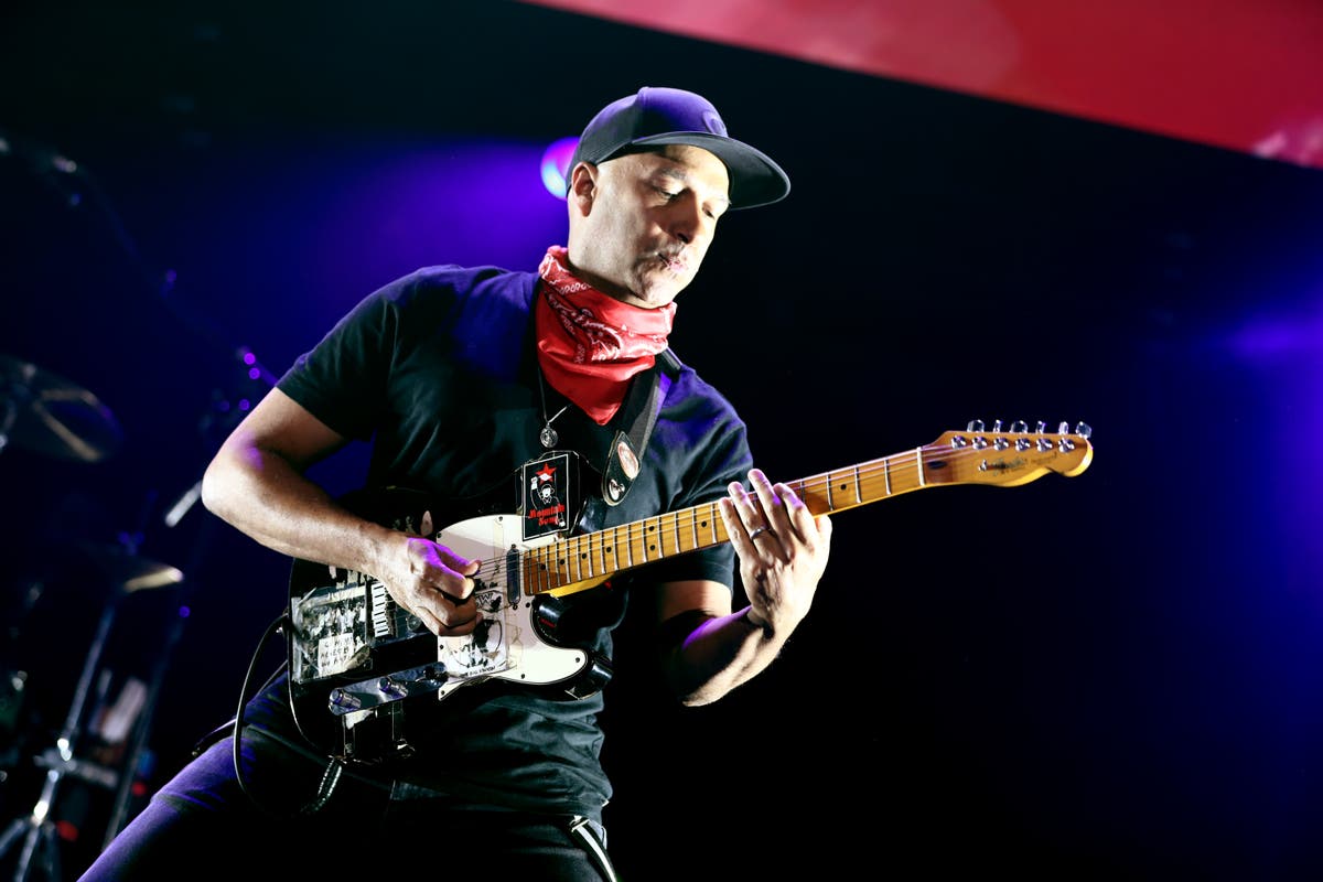Rage Against the Machine&rsquo;s Tom Morello accidentally tackled by security after fan rushes on stage