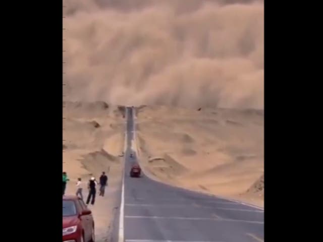 <p>Screengrab from a video of a dramatic sandstorm that swept through northwest China on 20 July</p>