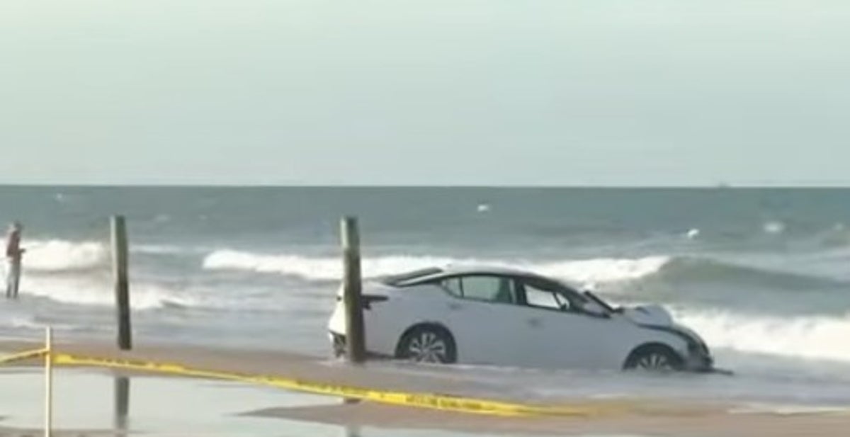 Arabanın gişeye çarpıp okyanusa düşmesi sonucu beş kişi yaralandı