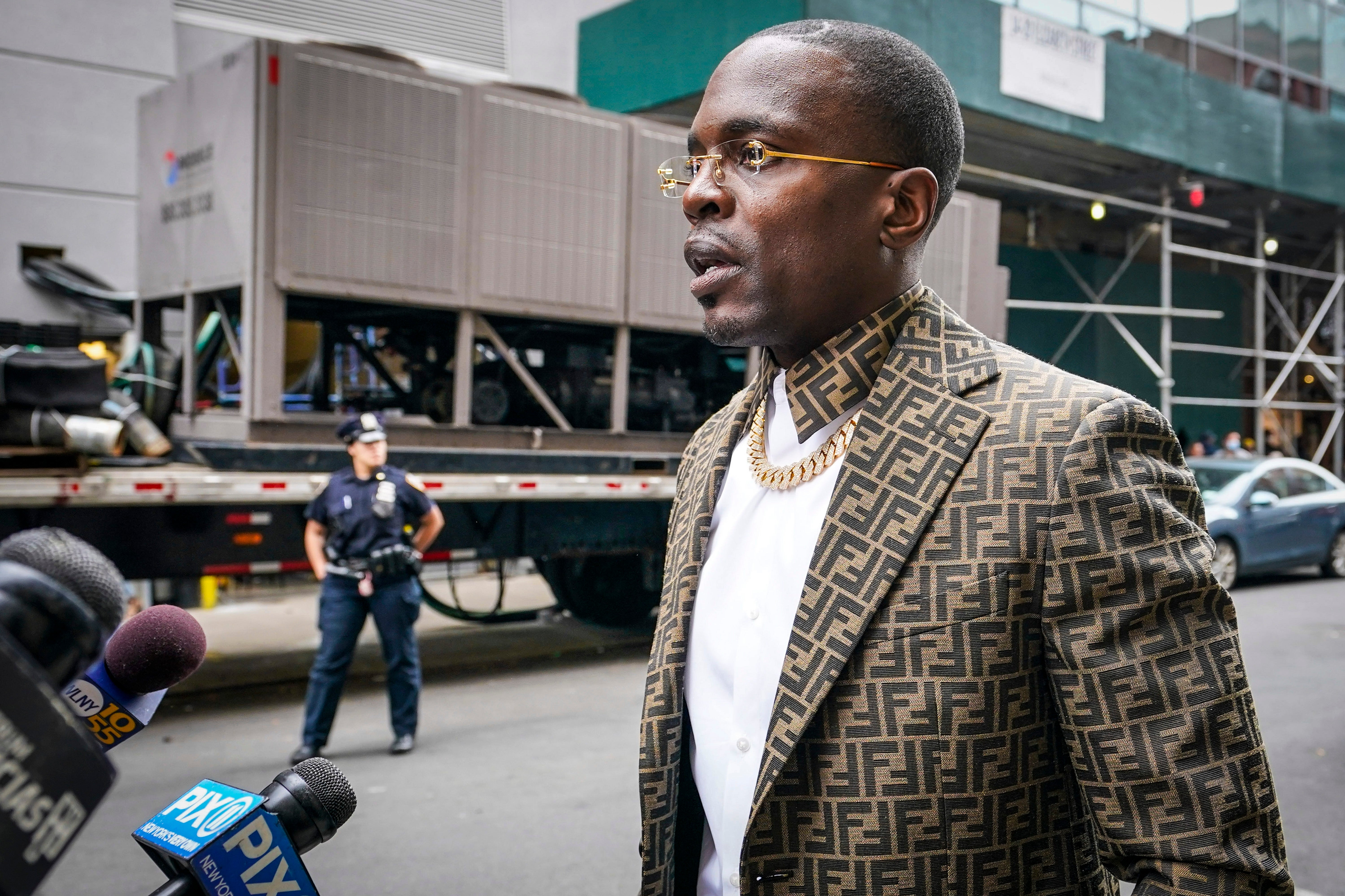 NYPD: Preacher, Wife Robbed Of $1M In Jewelry During Sermon | The ...