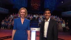 Rishi Sunak和 Liz Truss 在奇异的 BBC Tory 辩论开场白中像蜡一样站立着
