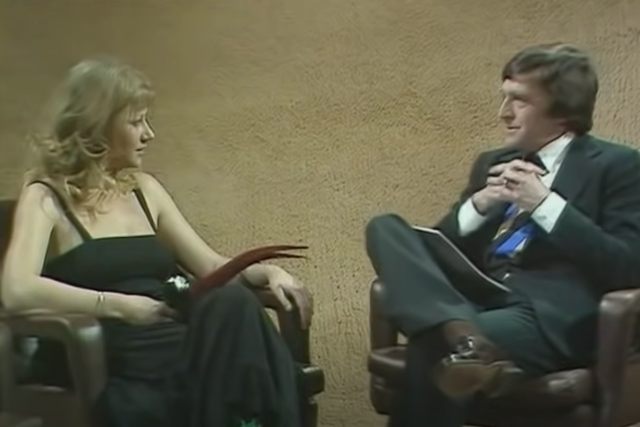 Helen Mirren hablando con Michael Parkinson en su programa de entrevistas en 1975