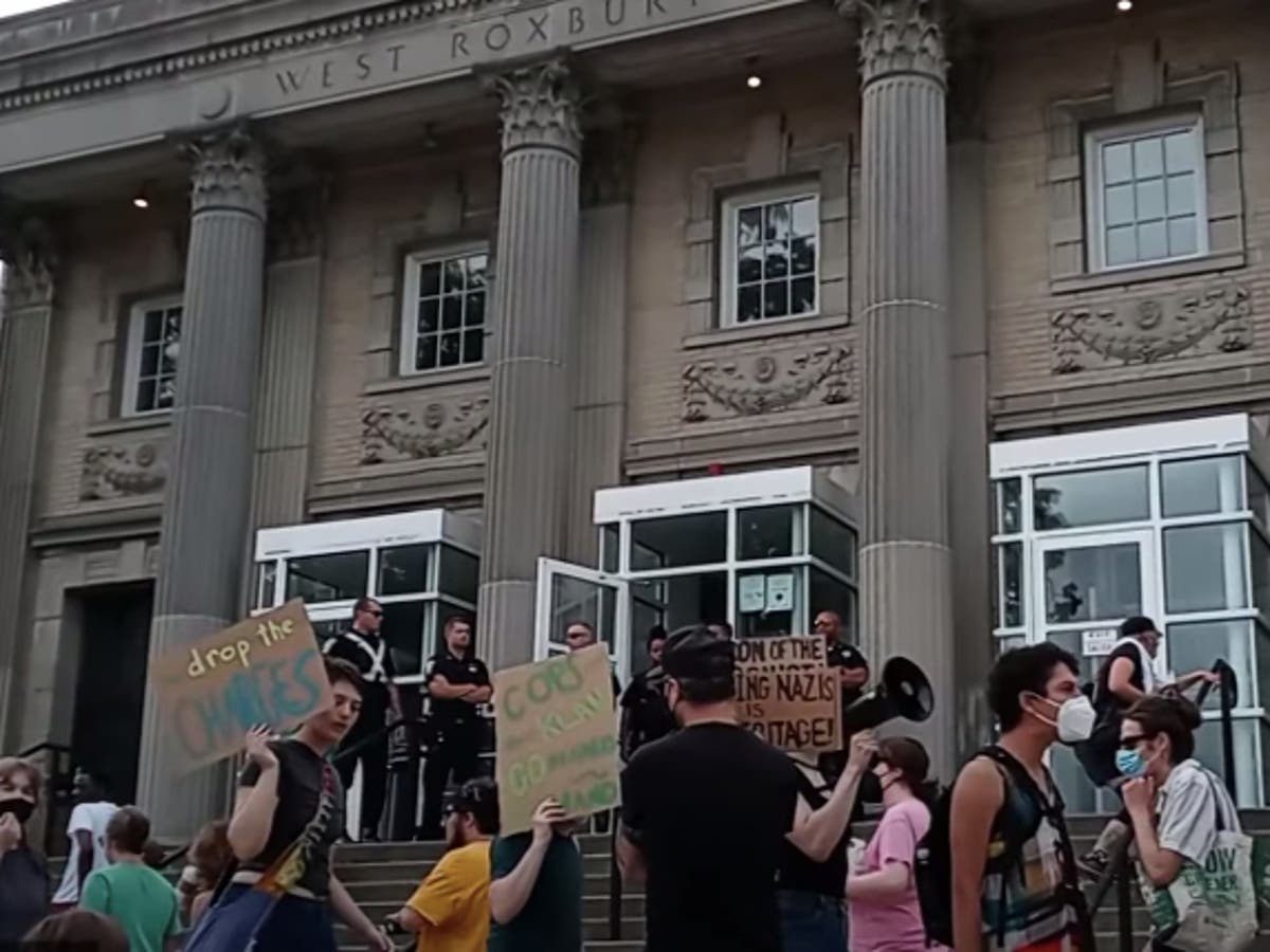 Scuffles as alleged white supremacists appear at courthouse for disrupting drag event