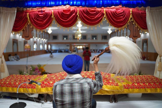 <p>Representational photo: A man waves the Chaur Sahib, paying respect to the sacred scripture, during evening prayer at Gurdwara Millwoods, a Sikh house of worship, in Edmonton, Alberta, Canada on 20 July 2022</p>